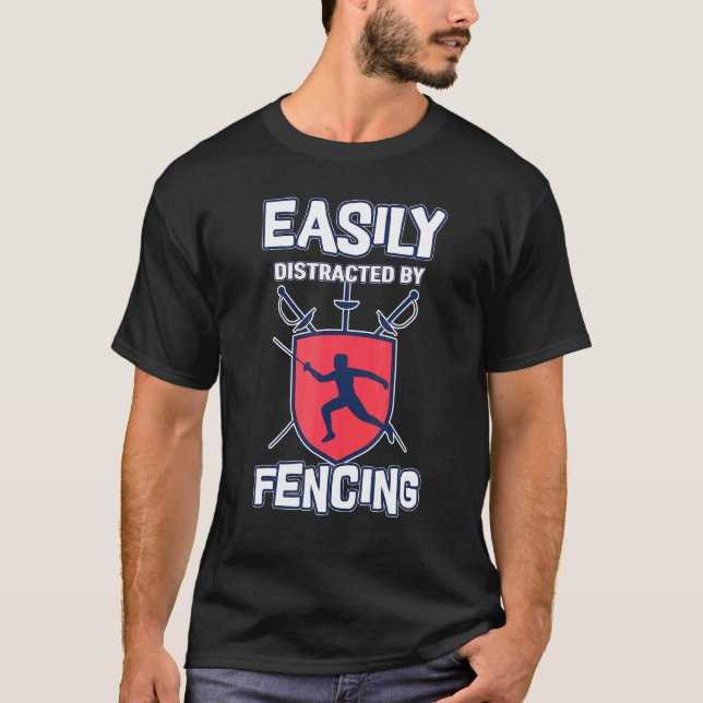 Leicht abgelenkt durch das Fencing Fencer Sport Fe T-Shirt (Vorderseite)