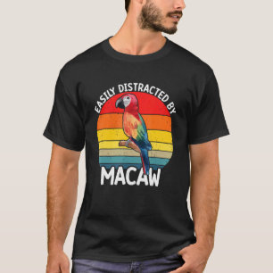 Leicht abgelenkt durch den farbenfrohen Scarlet Ma T-Shirt