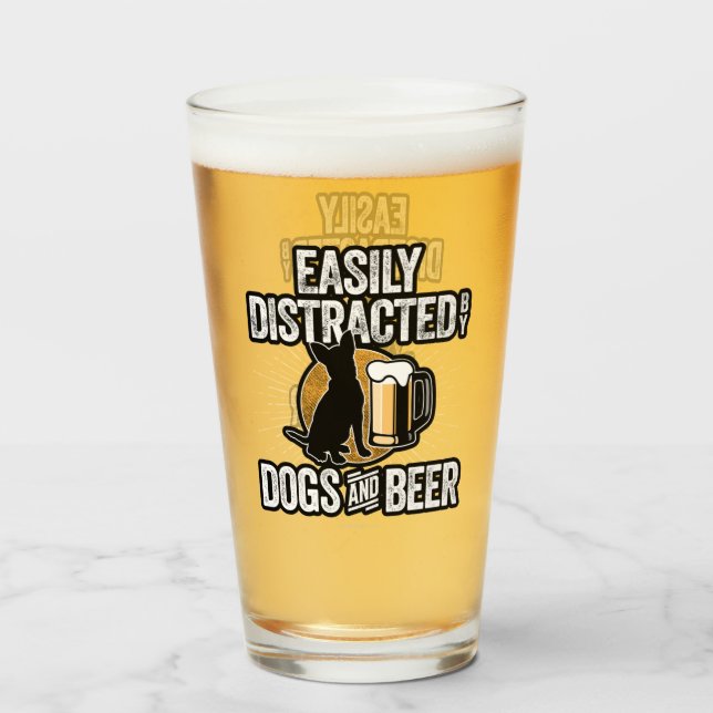 Leicht abgelenkt durch Hunde und Bierglas Glas (Vorne (Gefüllt))
