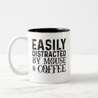 Leicht abgelenkt durch Maus und Kaffee