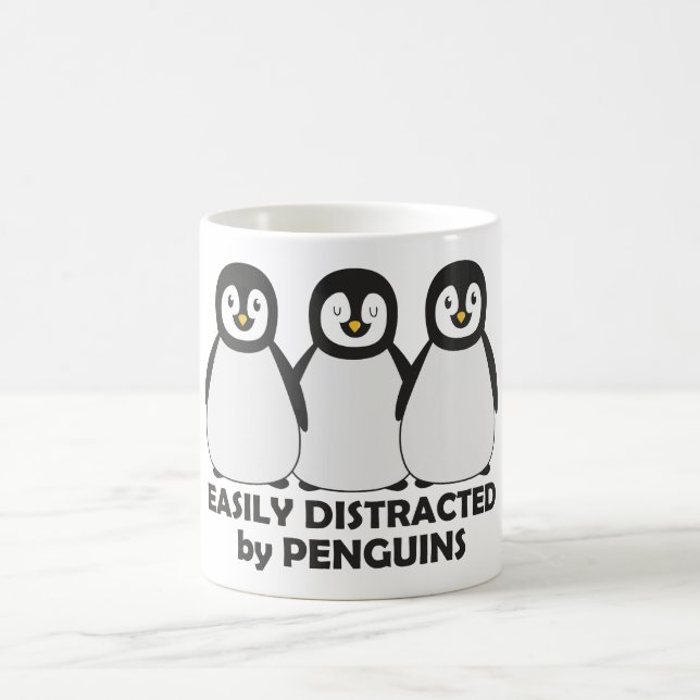 Leicht abgelenkt durch Pinguine Kaffeetasse (Mittel)