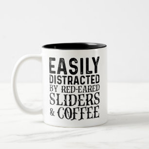 Leicht abgelenkt durch Rot-Ohr-Slider und Kaffee Zweifarbige Tasse