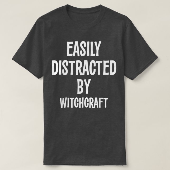 Leicht abgelenkt durch Witchcraft lustiges Geschen T-Shirt (Design vorne)