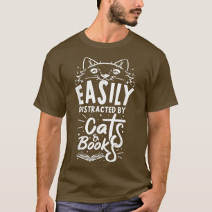 Leicht abgelenkt vom T - Shirt von Katzen und Büch