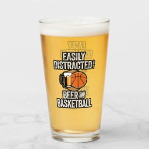 Leicht abgelenkt von Bier und Basketball Glas