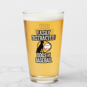 Leicht abgelenkt von Hunden & Baseball Glas