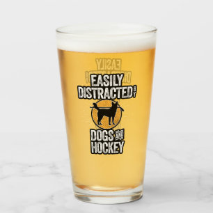 Leicht abgelenkt von Hunden und Hockey Glas