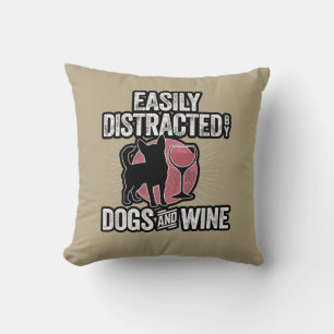 Leicht abgelenkt von Hunden und Weinkehlkissen Kissen