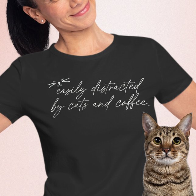 Leicht abgelenkt von Katzen und Kaffeebeschrift Tri-Blend Shirt (Von Creator hochgeladen)