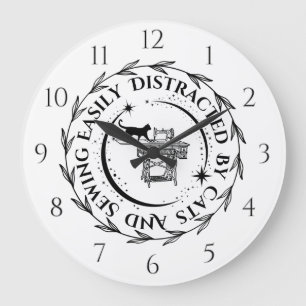 Leicht abgelenkt von Katzen und Nähen Große Wanduhr
