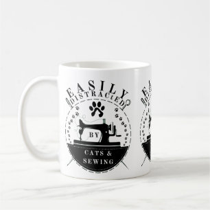 Leicht abgelenkt von Katzen und Nähen Kaffeetasse