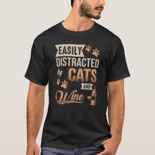 Leicht abgelenkt von Katzen und Weinkatzen und Wei T-Shirt