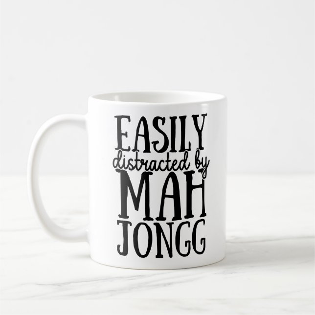Leicht abgelenkt von Mah Jongg Funny Kaffeetasse (Links)