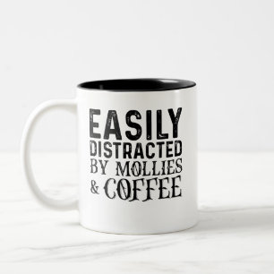 Leicht abgelenkt von Molly und Kaffee Zweifarbige Tasse