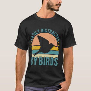 Leicht abgelenkt von Vögeln, die sich sonnige Voge T-Shirt