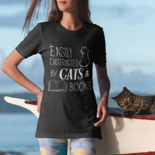 Leicht abgelenkte Katzen und Bücher T-Shirt