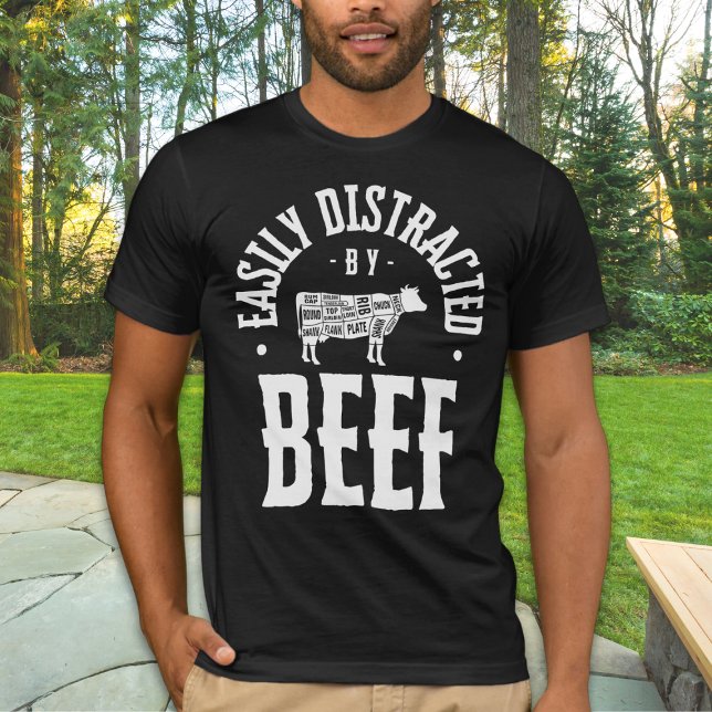 Leicht abseits vom Rindenriff Funny Steak Lover T-Shirt (Easily Distracted by Beef T-shirt for the meat loving dads who love to grill. #carnivorelifestyle)