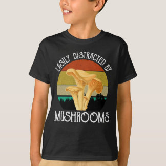 Leicht abseits von Pilzen (Chanterelle) T-Shirt
