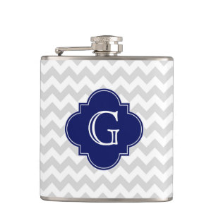 Leicht graue Zickzack Navy Quatrefolienmonogramm Flachmann