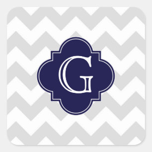 Leicht graue Zickzack Navy Quatrefolienmonogramm Quadratischer Aufkleber