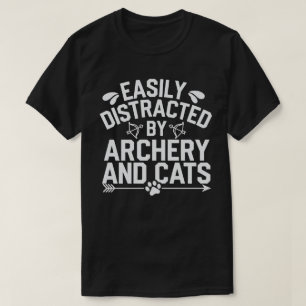 Leicht von Bogenschießen und Katzen abgelenkt T-Shirt