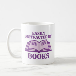 Leicht von Büchern abgelenkt Kaffeetasse
