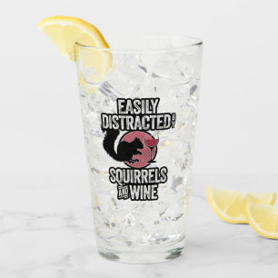 Leicht von Eichhörnchen und Wein abgelenkt Glas