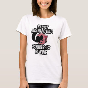 Leicht von Eichhörnchen und Wein abgelenkt T-Shirt