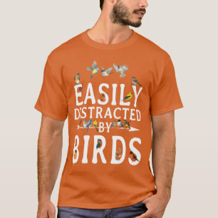 Leicht von einer Freundin der Vögel abgelenkt T-Shirt