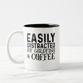 Leicht von Goldfish und Kaffee abgelenkt Zweifarbige Tasse
