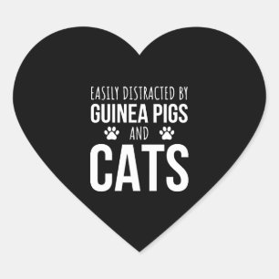 Leicht von Guinea und Katzen abgelenkt Herz-Aufkleber