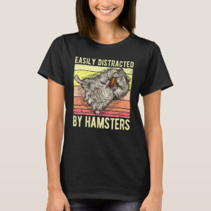 Leicht von Hamstern abgelenkt, die sich mit Squad- T-Shirt
