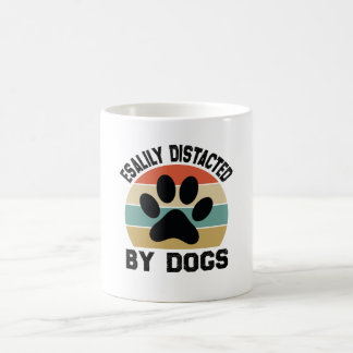 Leicht von Hunden abgelenkt Kaffeetasse
