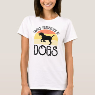 Leicht von Hunden abgelenkt T-Shirt
