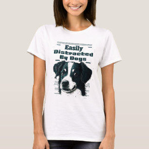 Leicht von Hunden abgelenkt T-Shirt