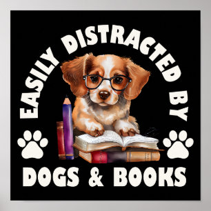 Leicht von Hunden und Büchern abgelenkt Poster
