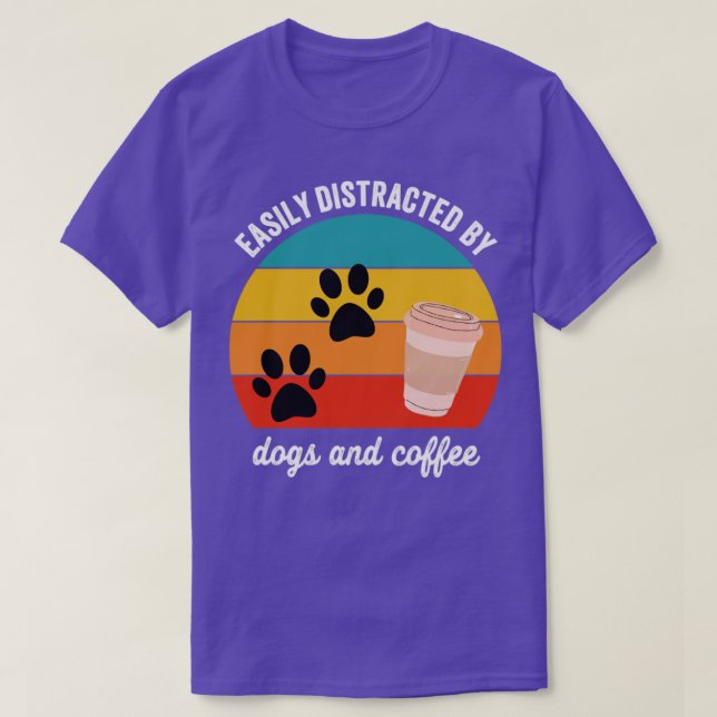Leicht von Hunden und Kaffee abgelenkt T-Shirt (Design vorne)