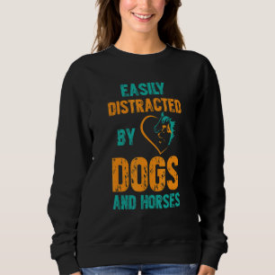 Leicht von Hunden und Pferden abgelenkt Sweatshirt