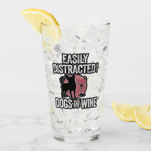 Leicht von Hunden und Wein abgelenkt Glas