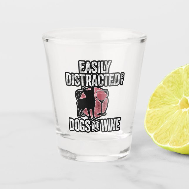 Leicht von Hunden und Wein abgelenkt Schnapsglas (Vorderseite)