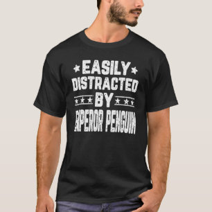 Leicht von Kaiser-Pinguin-Pinguinen abgelenkt T-Shirt