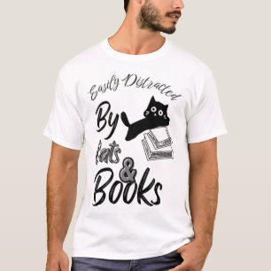 Leicht von Katzen & T - Shirt abgelenkt
