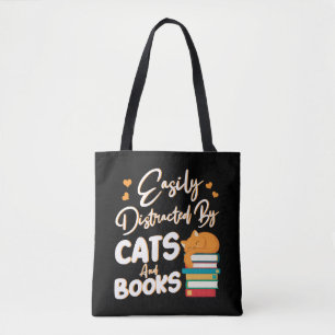 Leicht von Katzen und Büchern abgelenkt