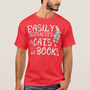 Leicht von Katzen und Büchern abgelenkt Funny Book T-Shirt