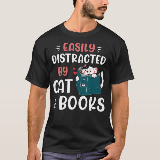 Leicht von Katzen und Büchern abgelenkt, Katze & B T-Shirt