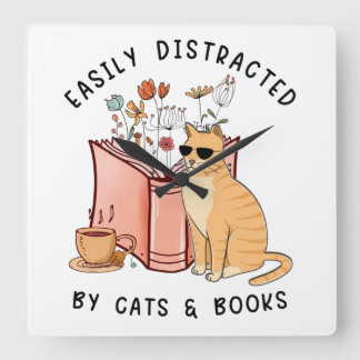 Leicht von Katzen und Büchern abgelenkt Quadratische Wanduhr
