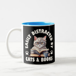 Leicht von Katzen und Büchern abgelenkt Zweifarbige Tasse