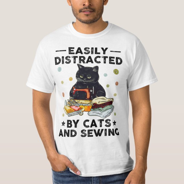Leicht von Katzen und Nähen abgelenkt, schwarzer K T-Shirt (Vorderseite)