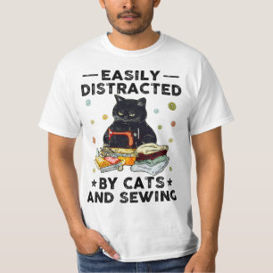 Leicht von Katzen und Nähen abgelenkt, schwarzer  T-Shirt