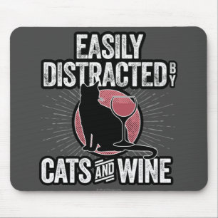 Leicht von Katzen und Wein abgelenkt Mousepad